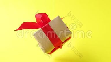 礼品盒，<strong>红</strong>色丝带在<strong>黄色背景</strong>上旋转。 360度旋转。 无缝环。 零重力。 悬浮。 概念销售